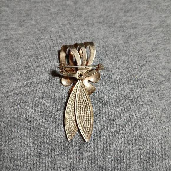 Vintage 1940 To 1950 Brooch Features Gold-tone Metal Floral Design - Picture 2 of 2